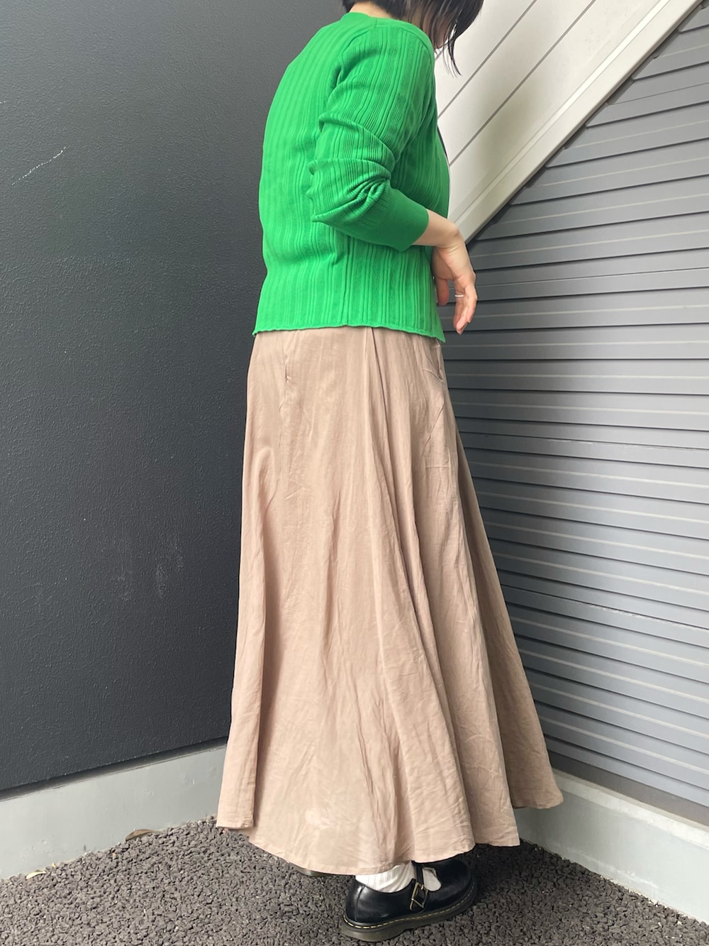 ホワイト系のTシャツ/カットソー、グリーン系のカーディガン/ボレロ、ベージュ系のスカートを着用したレディースの春コーディネートの2枚目の写真