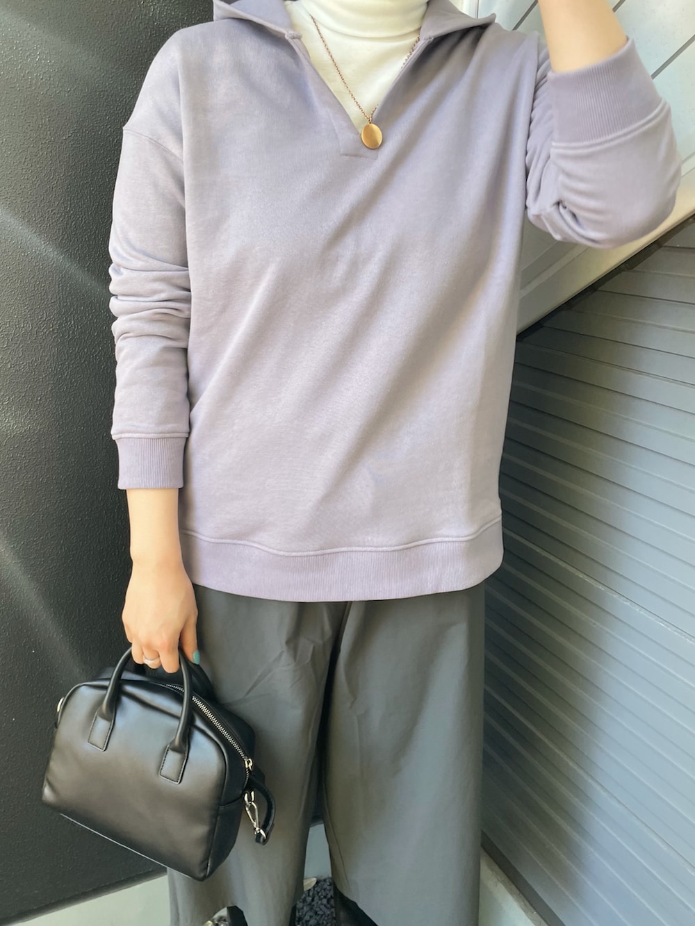 パープル系のパーカー、ホワイト系のTシャツ/カットソー、ブラック系のボストンバッグを着用したレディースの冬コーディネートの4枚目の写真