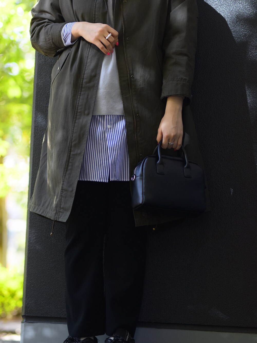 グレー系のミリタリージャケット、その他のシャツ/ブラウス、グレー系のTシャツ/カットソーを着用したレディースの秋コーディネートの3枚目の写真