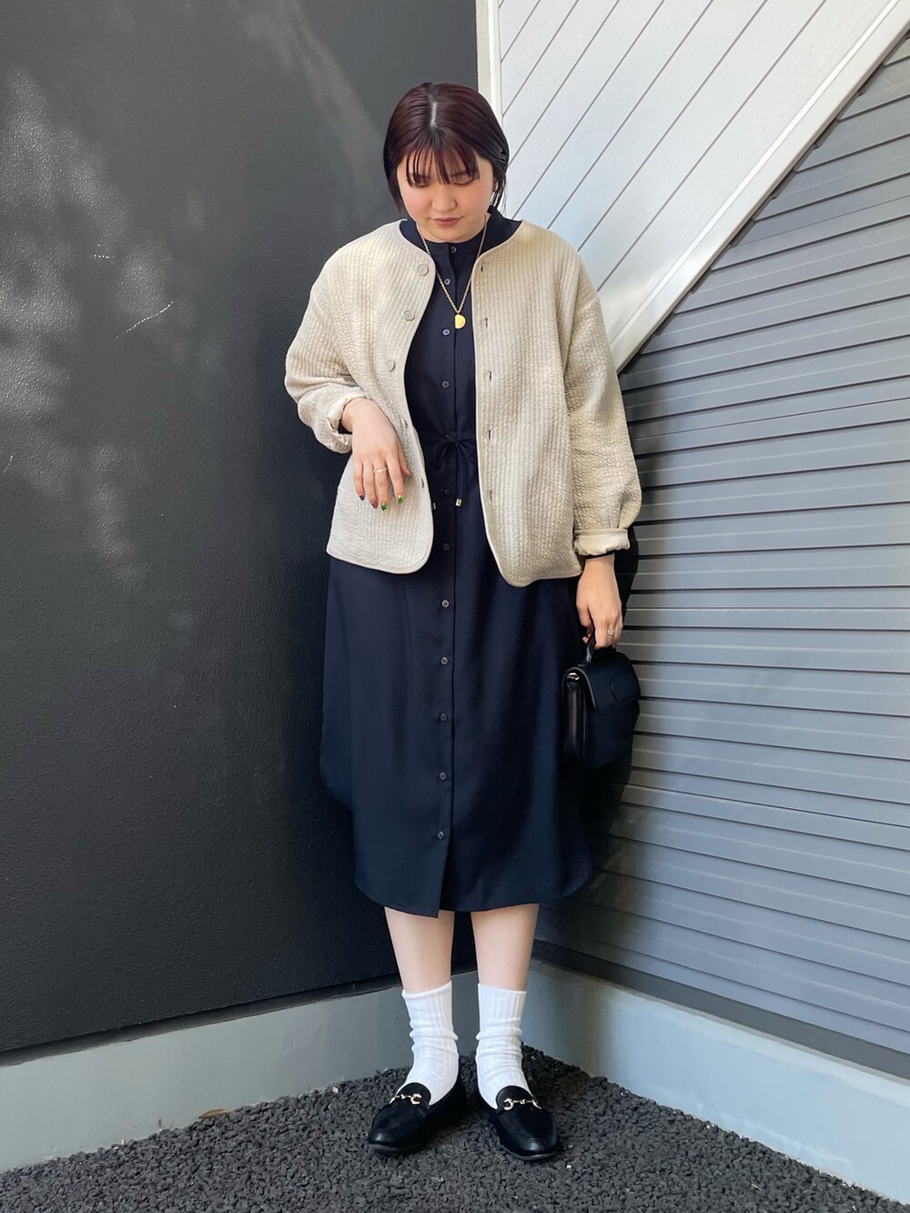 グレー系のノーカラージャケット、ブラック系のローファーを着用したレディースの冬コーディネートの2枚目の写真