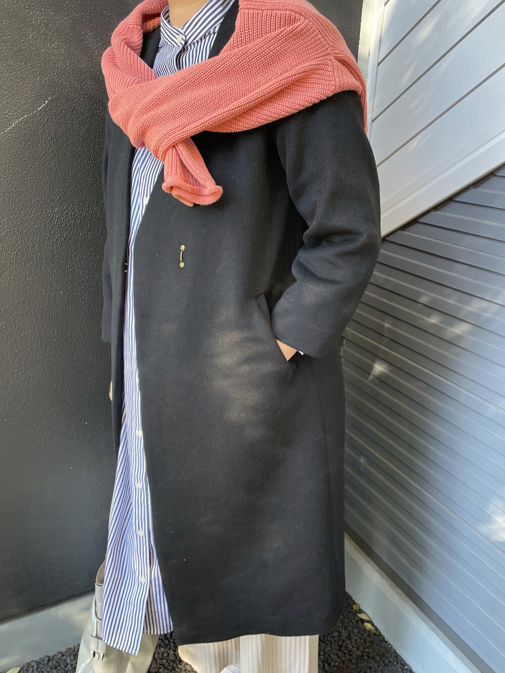 シルバー系のトートバッグ、ブラック系のその他アウター、ブルー系のワンピース/ドレスを着用したレディースの冬コーディネートの3枚目の写真