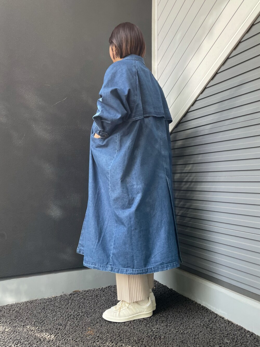 「大人カジュアル、パンツスタイル、今日のコーデ、春コーデ、春カラー、プチプラコーデ、ビッグシルエット、春、シンプル」｜「KBFのステンカラーBIGBIGコート（ステンカラーコート、ブルー系）」を使った、rinaさん（レディース・172cm）の冬コーディネートの2枚目の写真