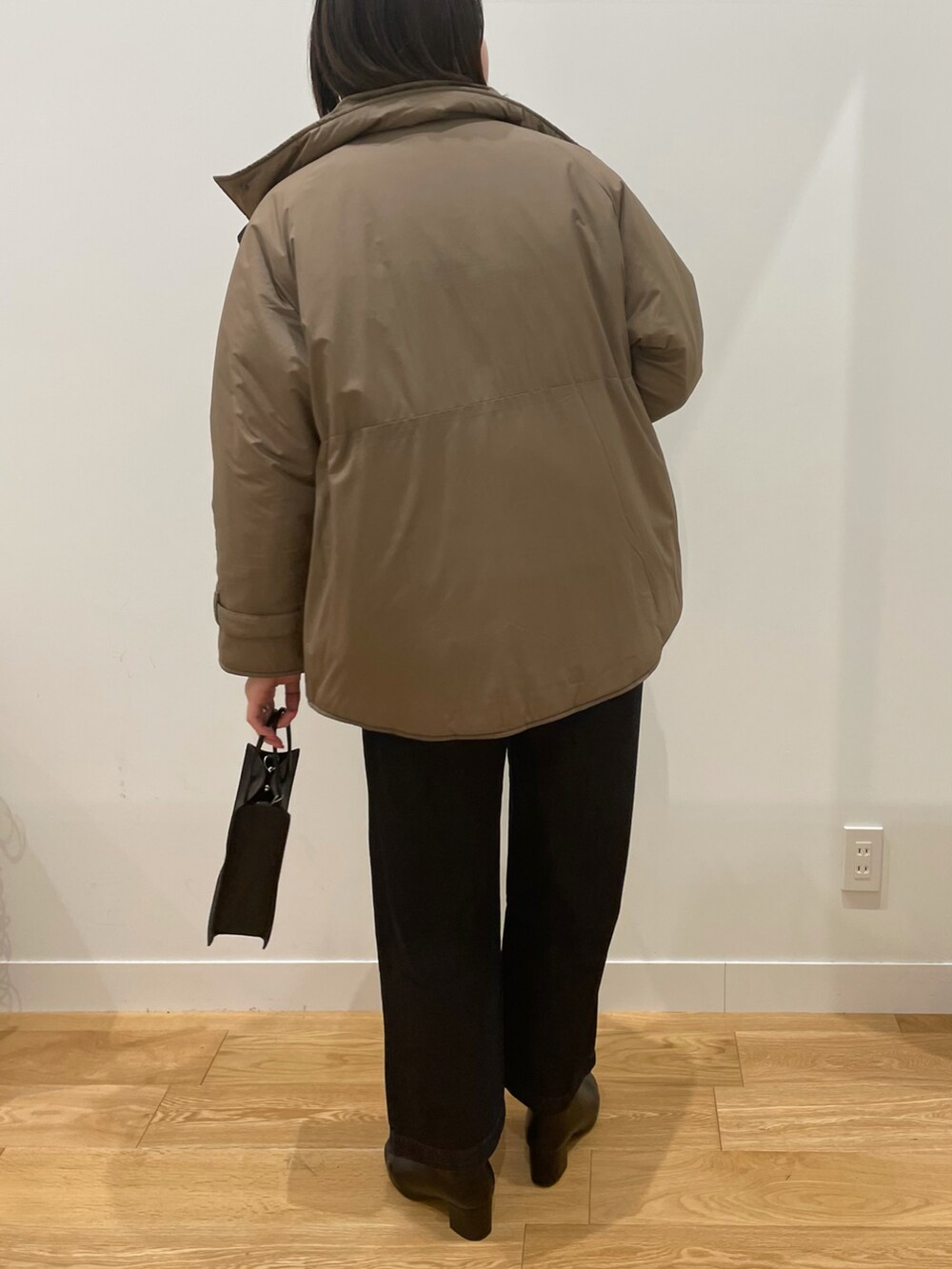 ベージュ系のダウンジャケット/コート、ホワイト系のシャツ/ブラウス、ブルー系のニット/セーターを着用したレディースの秋コーディネートの2枚目の写真