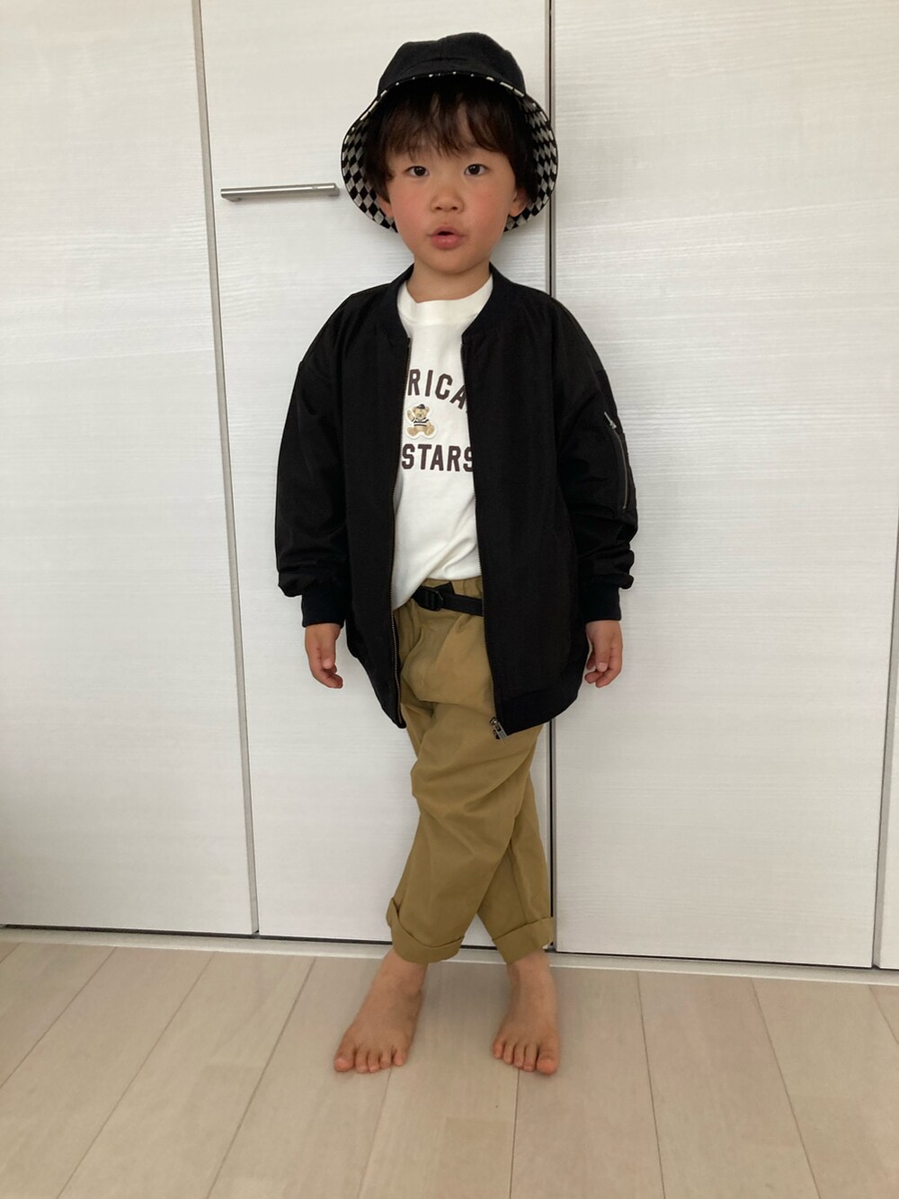 「MA-1、男の子、バケハ、リンクコーデ、4歳、petit main、GLOBAL WORK、白Tシャツ」｜「GLOBAL WORKのキッズ/リバーシブルバケットHAT/219193（ハット、ブラック系）」を使った、EJEMさん（キッズ・110cm）の春コーディネートの2枚目の写真