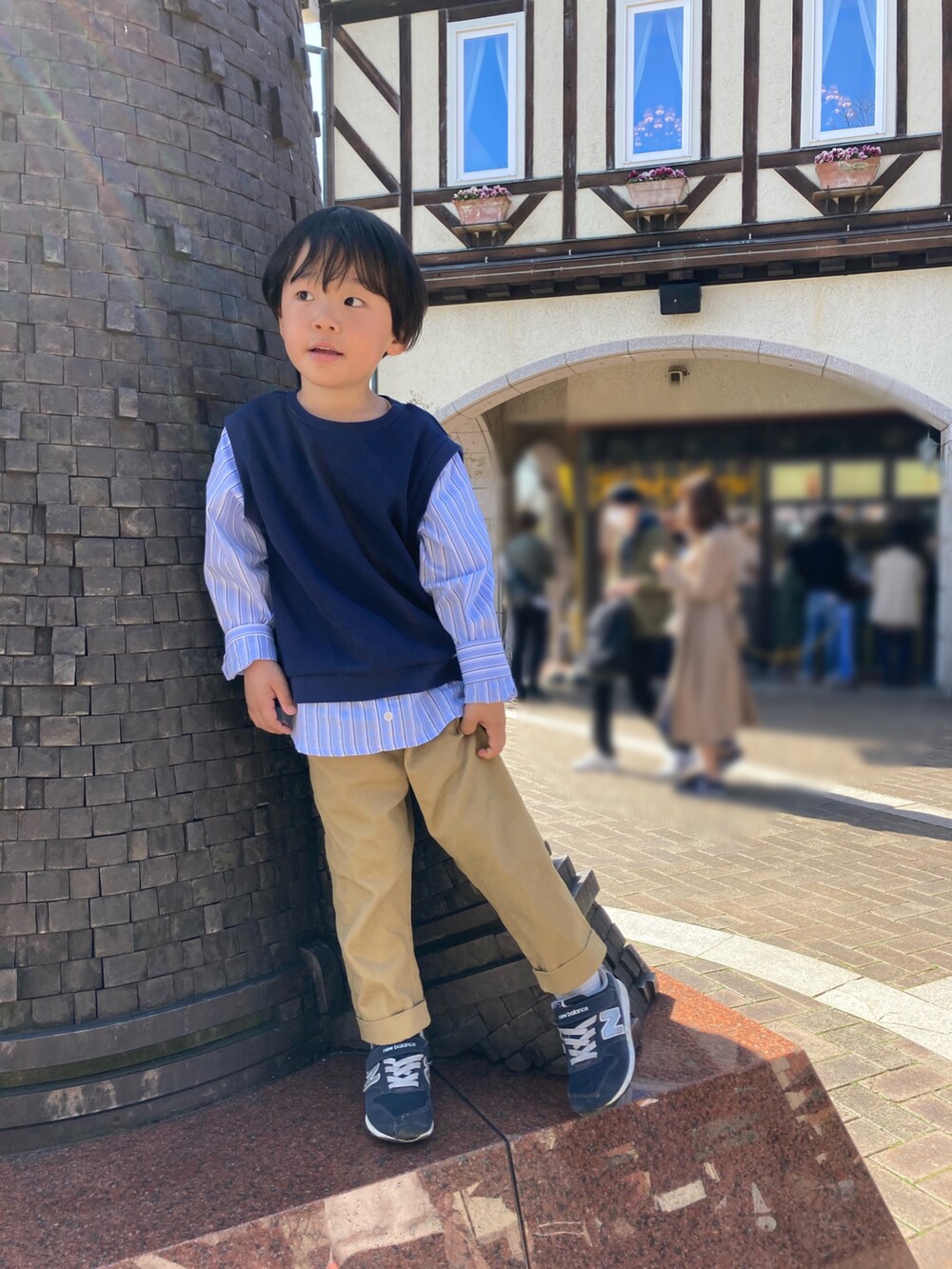 「petit main、ベスト、男の子、4歳、レイヤード風」｜「petit mainのベストドッキング長袖シャツ（シャツ/ブラウス、ブルー系）」を使った、EJEMさん（キッズ・120cm）の春コーディネートの2枚目の写真