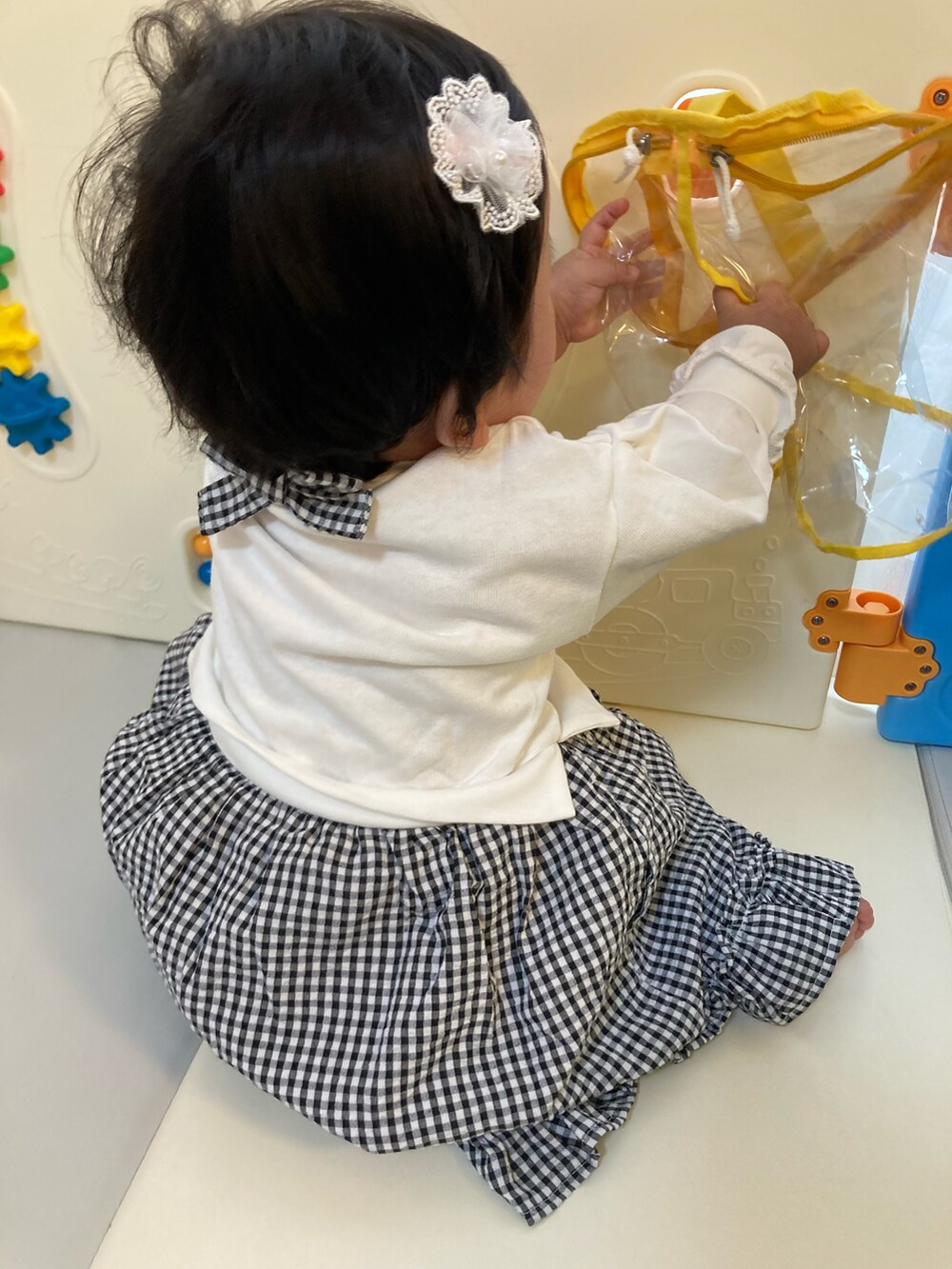 「女の子、赤ちゃんコーデ、10ヶ月、リンクコーデ」｜「petit mainの【リンク】ベアードッキングワンピース（ワンピース、ホワイト系）」を使った、EJEMさん（キッズ・110cm）の春コーディネートの2枚目の写真