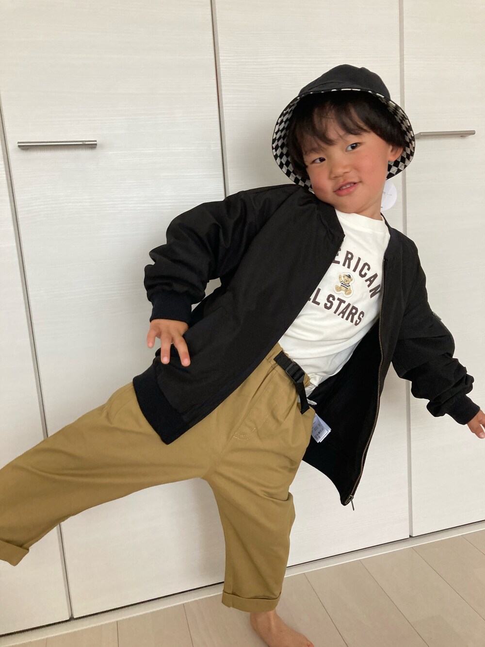 「MA-1、男の子、バケハ、リンクコーデ、4歳、petit main、GLOBAL WORK、白Tシャツ」｜「GLOBAL WORKのキッズ/リバーシブルバケットHAT/219193（ハット、ブラック系）」を使った、EJEMさん（キッズ・110cm）の春コーディネートの3枚目の写真