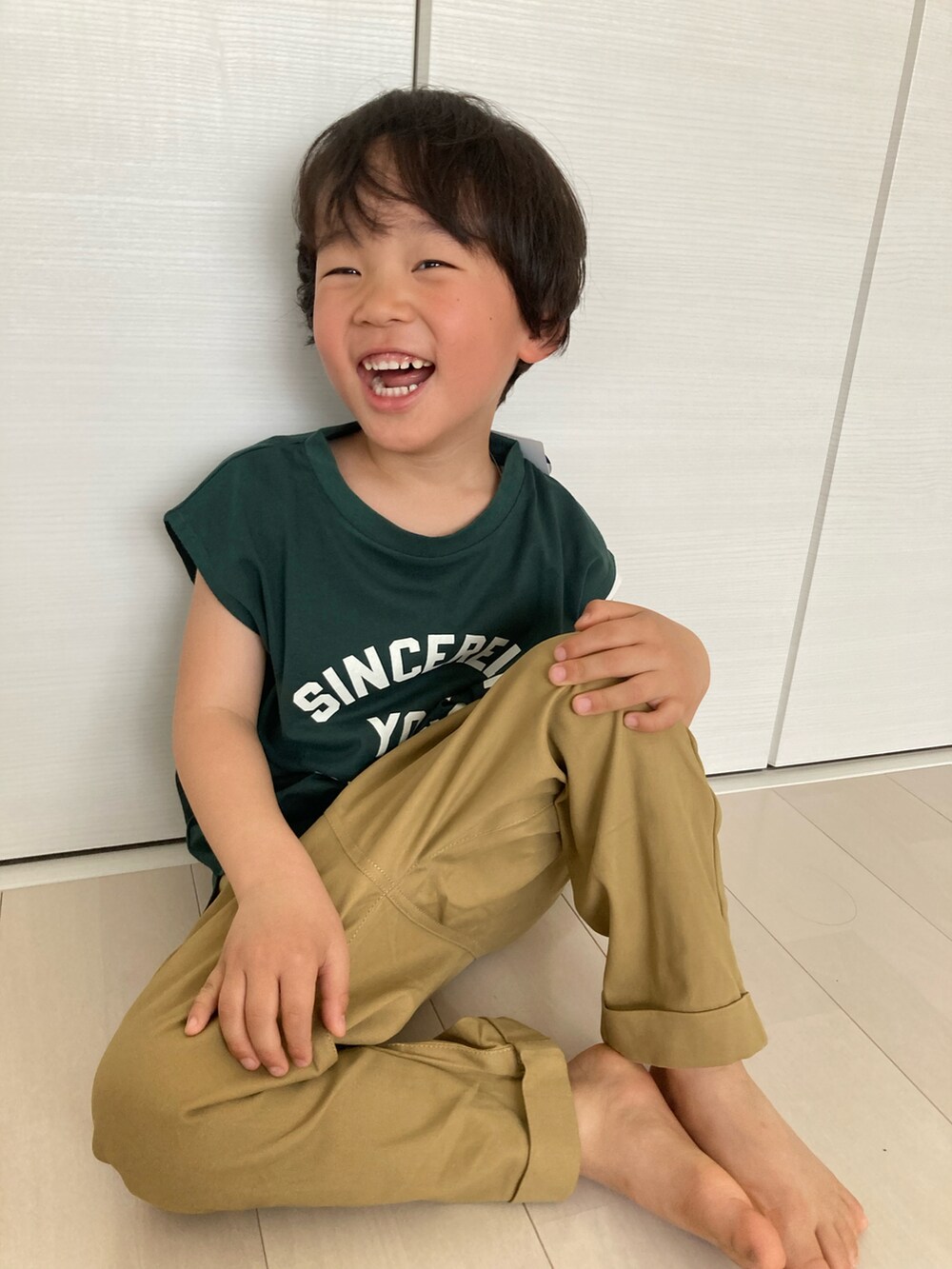 「GLOBAL WORK、男の子、Tシャツ」｜「b・ROOMの7分丈クライミングパンツ【PTPR】（その他パンツ、ベージュ系）」を使った、EJEMさん（キッズ・110cm）の春コーディネートの2枚目の写真