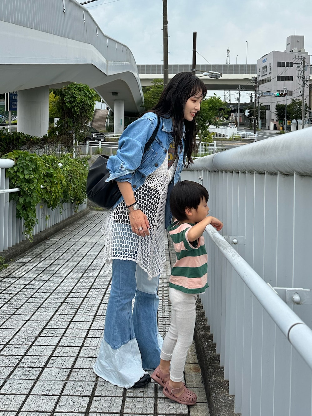 ブルー系のシャツ/ブラウス、ホワイト系のチュニック、ブルー系のデニムパンツを着用したレディースの秋コーディネートの3枚目の写真