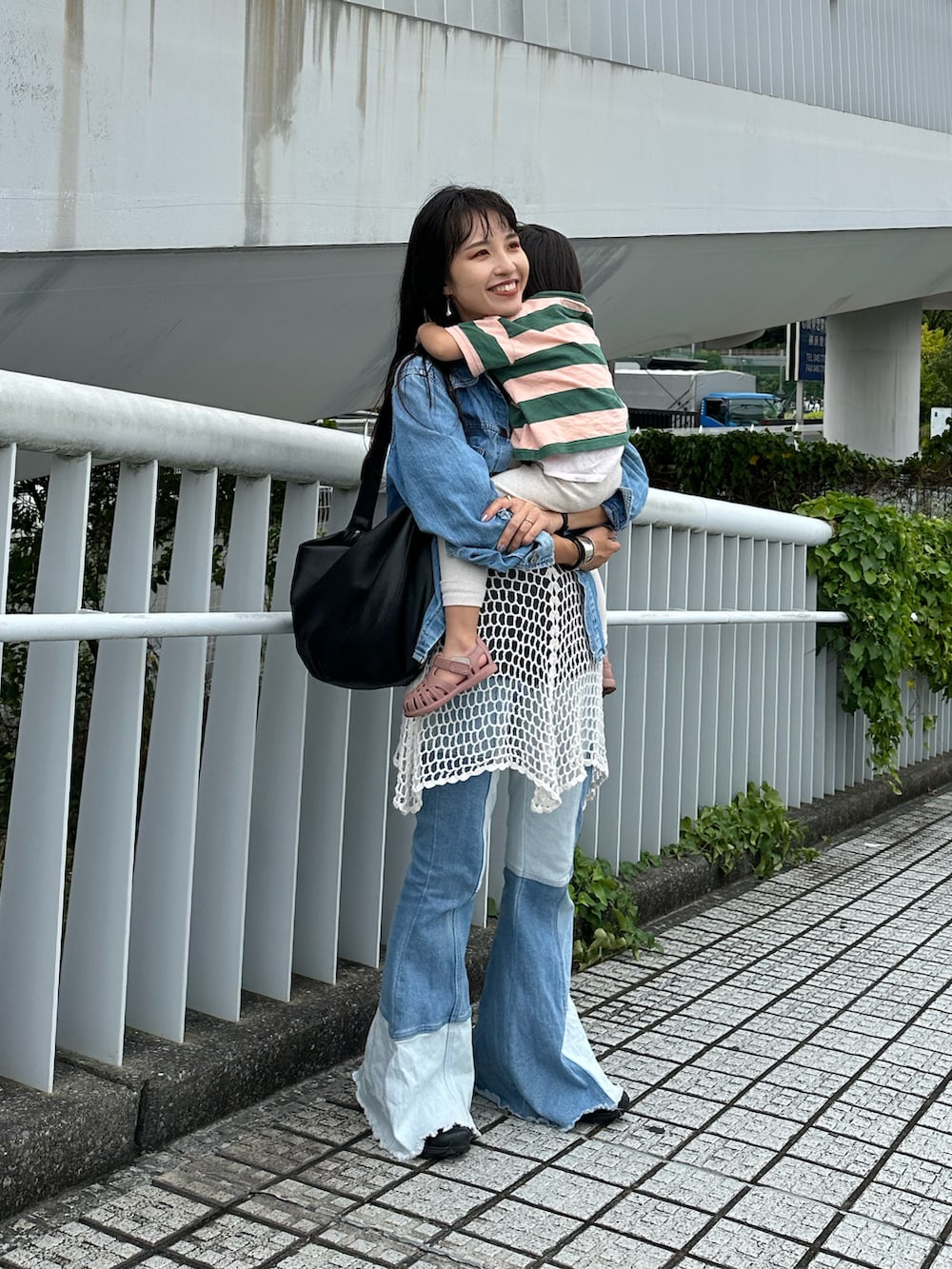 ブルー系のシャツ/ブラウス、ホワイト系のチュニック、ブルー系のデニムパンツを着用したレディースの秋コーディネートの2枚目の写真