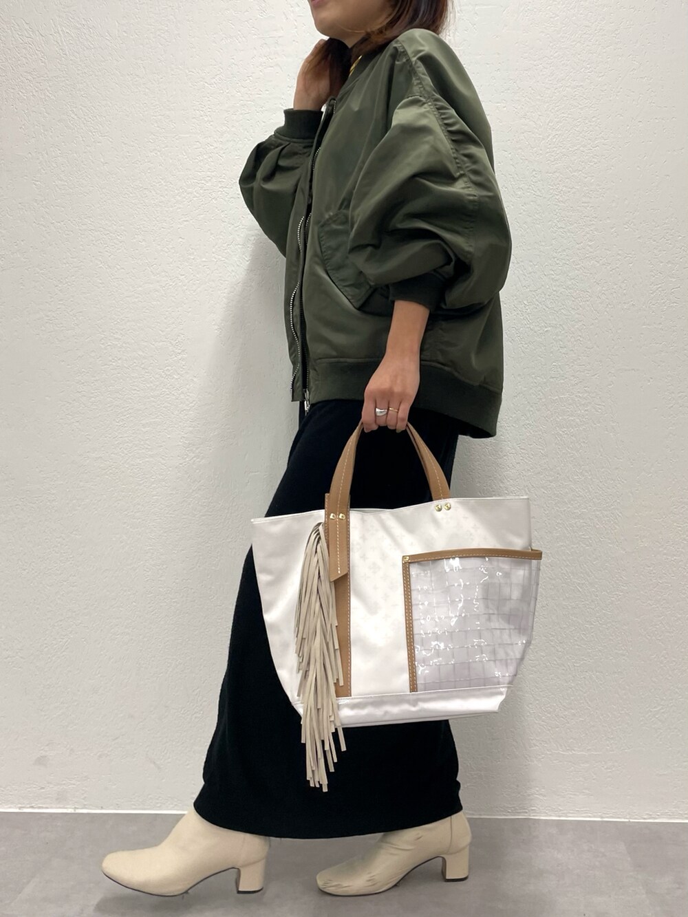 「タートルネック、大人女子、ビニールバック、クリアバッグ、MA-1、russet(russet)、おめかしトート、near.nippon、フリンジ、フリンジバッグ、dholic、アンティーク」｜「DHOLICのアイテム（ブーツ、ベージュ系）」を使った、megmillianさん（レディース・160cm）の冬コーディネートの3枚目の写真