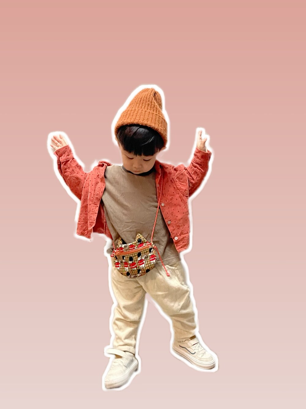 ベージュ系のシューズを着用したキッズの春コーディネートの2枚目の写真