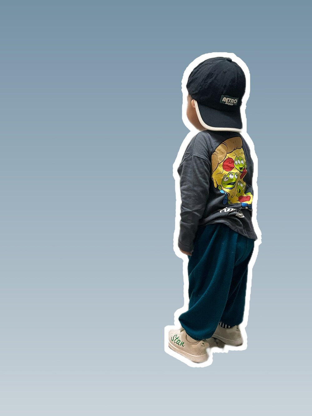 グレー系のTシャツ/カットソーを着用したレディースの秋コーディネートの2枚目の写真