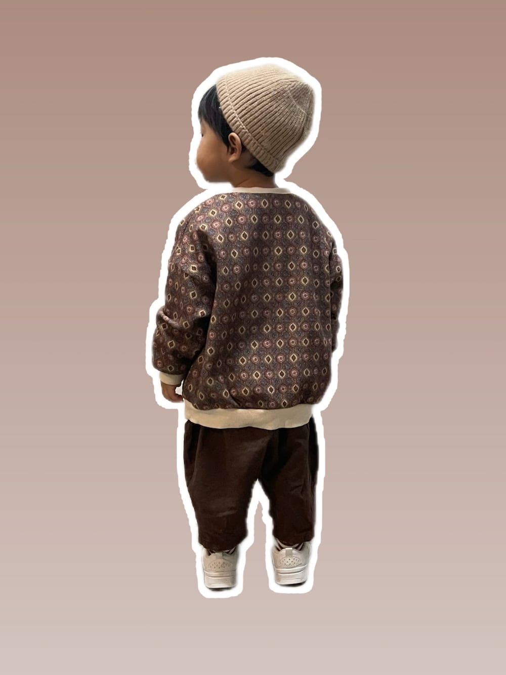 ブラウン系のトップスを着用したキッズの冬コーディネートの2枚目の写真