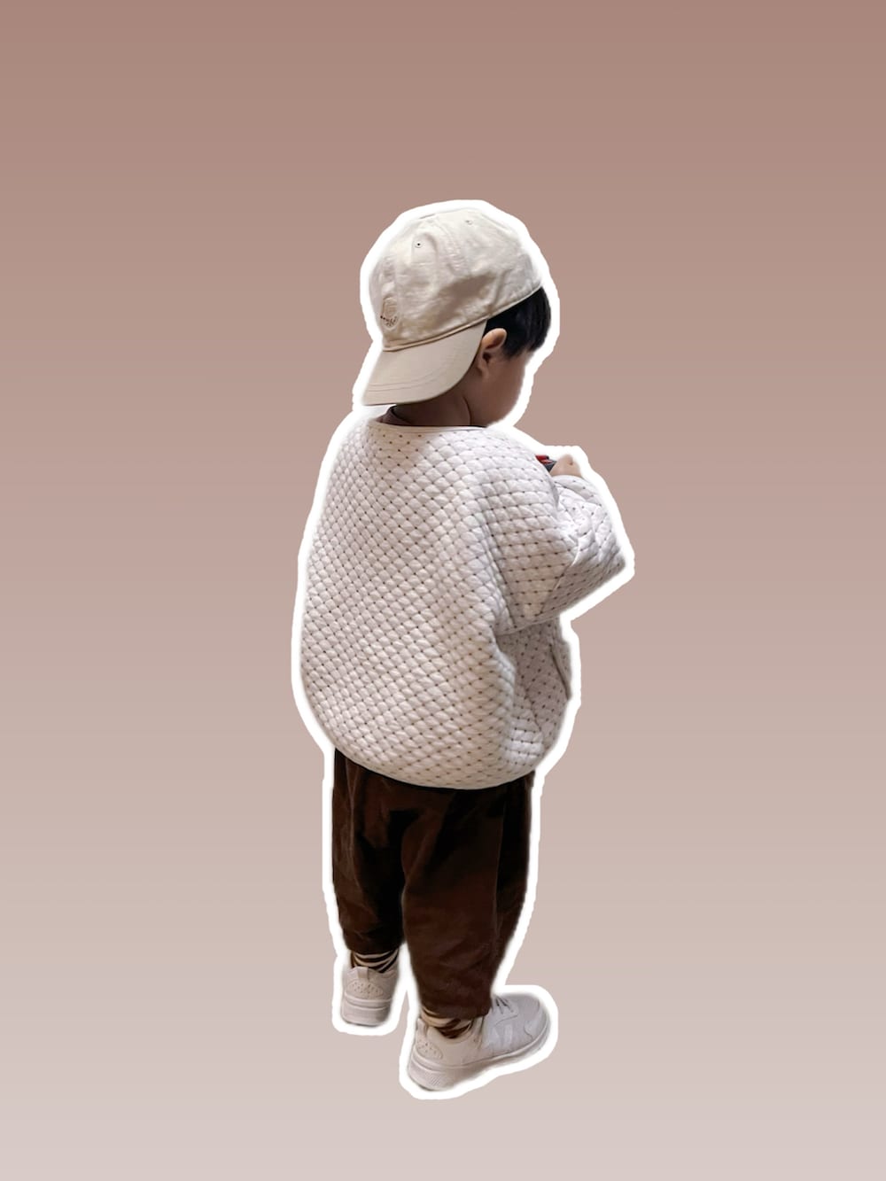 ホワイト系のジャケット/アウターを着用したキッズの春コーディネートの2枚目の写真