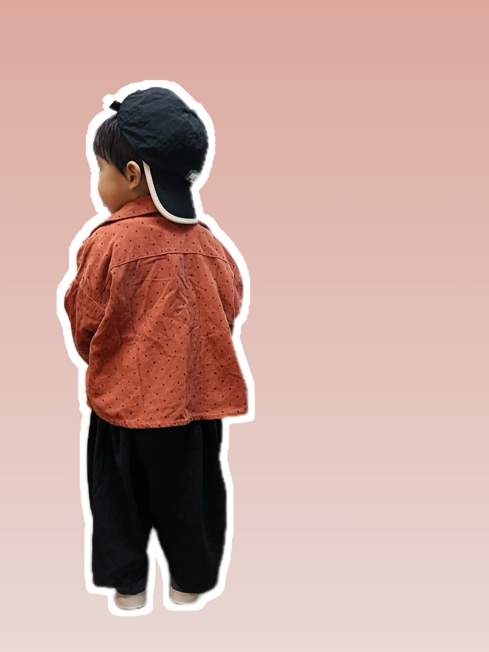 オレンジ系のシャツ/ブラウスを着用したキッズの冬コーディネートの2枚目の写真