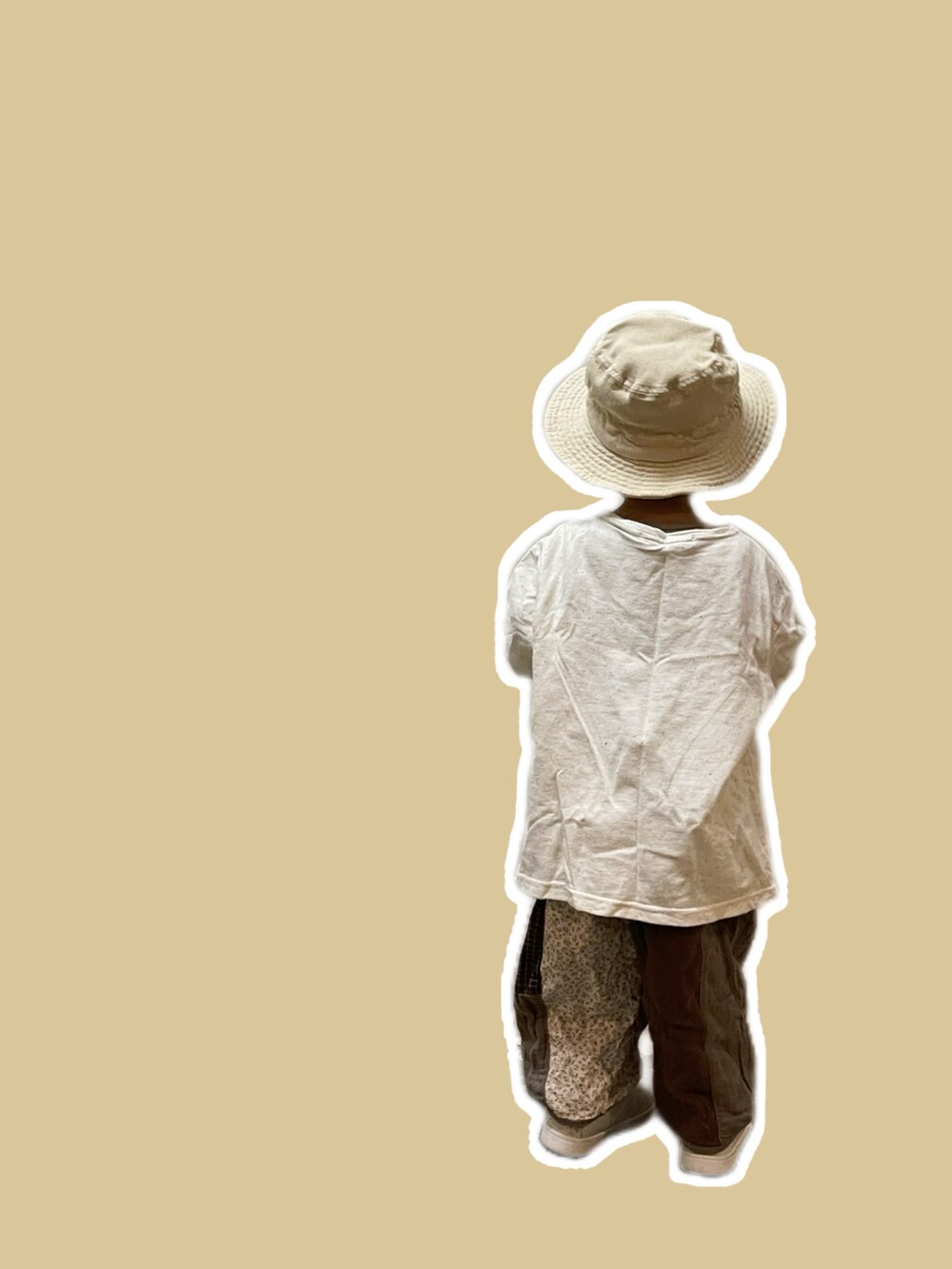 ブラウン系のチノパンツを着用したキッズの秋コーディネートの2枚目の写真