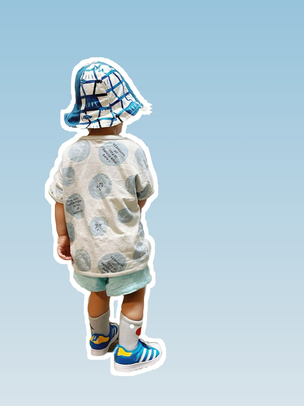 ブルー系のハット、グレー系のソックス/靴下を着用したレディースの春コーディネートの2枚目の写真