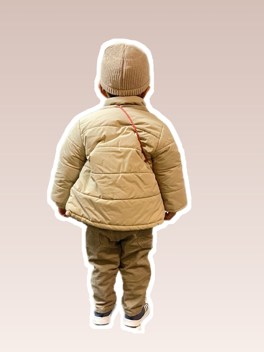 ブラウン系のトップス、その他のバッグを着用したキッズの冬コーディネートの2枚目の写真