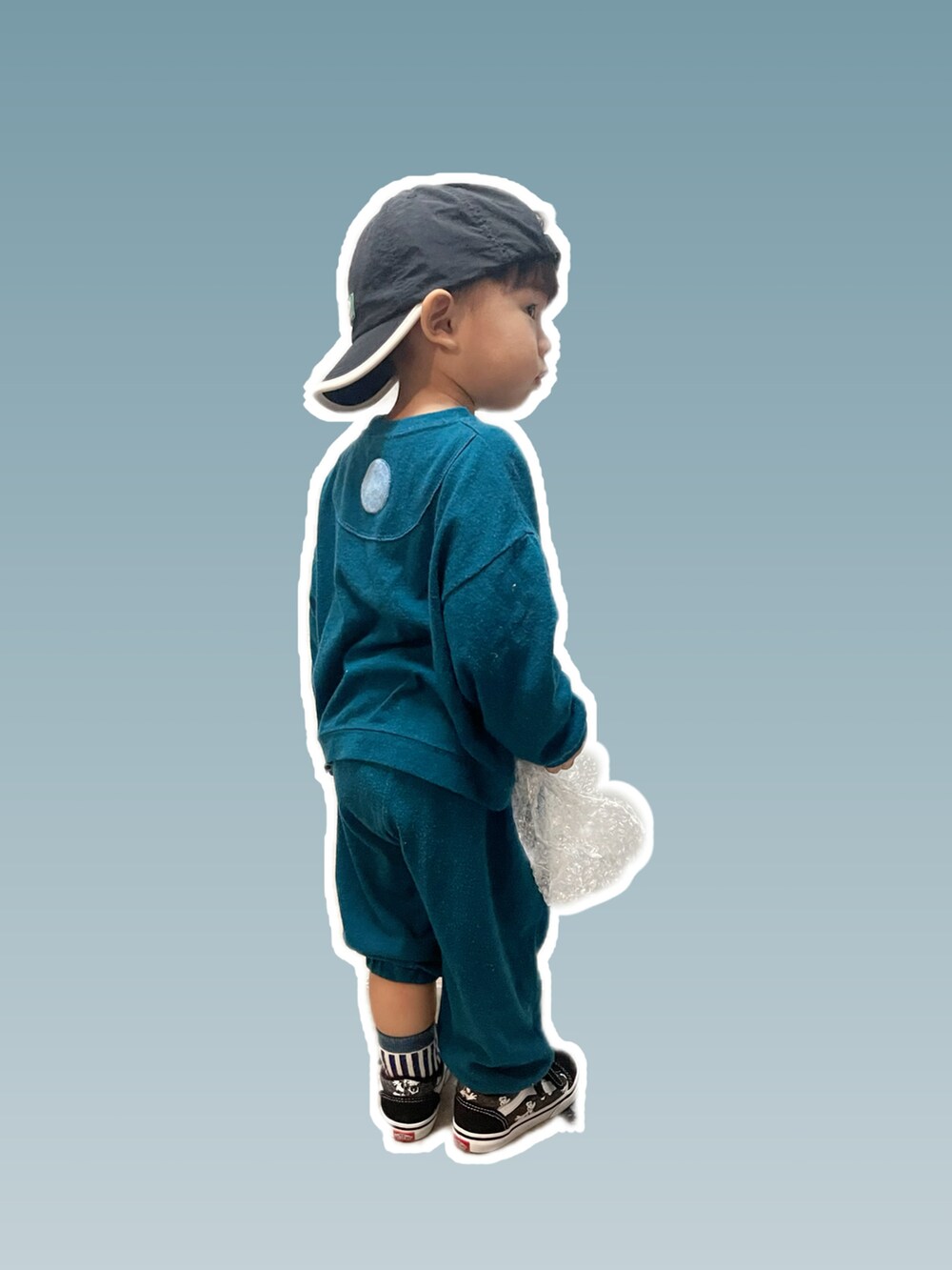 ブラック系のシューズを着用したキッズの春コーディネートの2枚目の写真