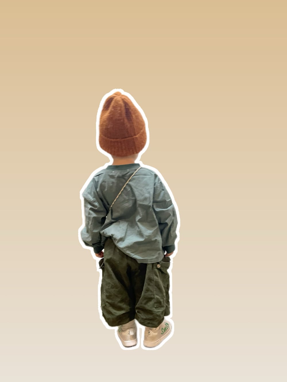 オレンジ系のバッグを着用したキッズの秋コーディネートの2枚目の写真