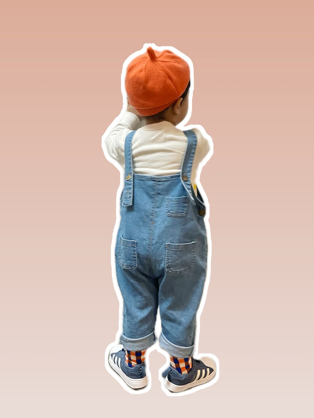 ブルー系のデニムパンツを着用したキッズの冬コーディネートの2枚目の写真