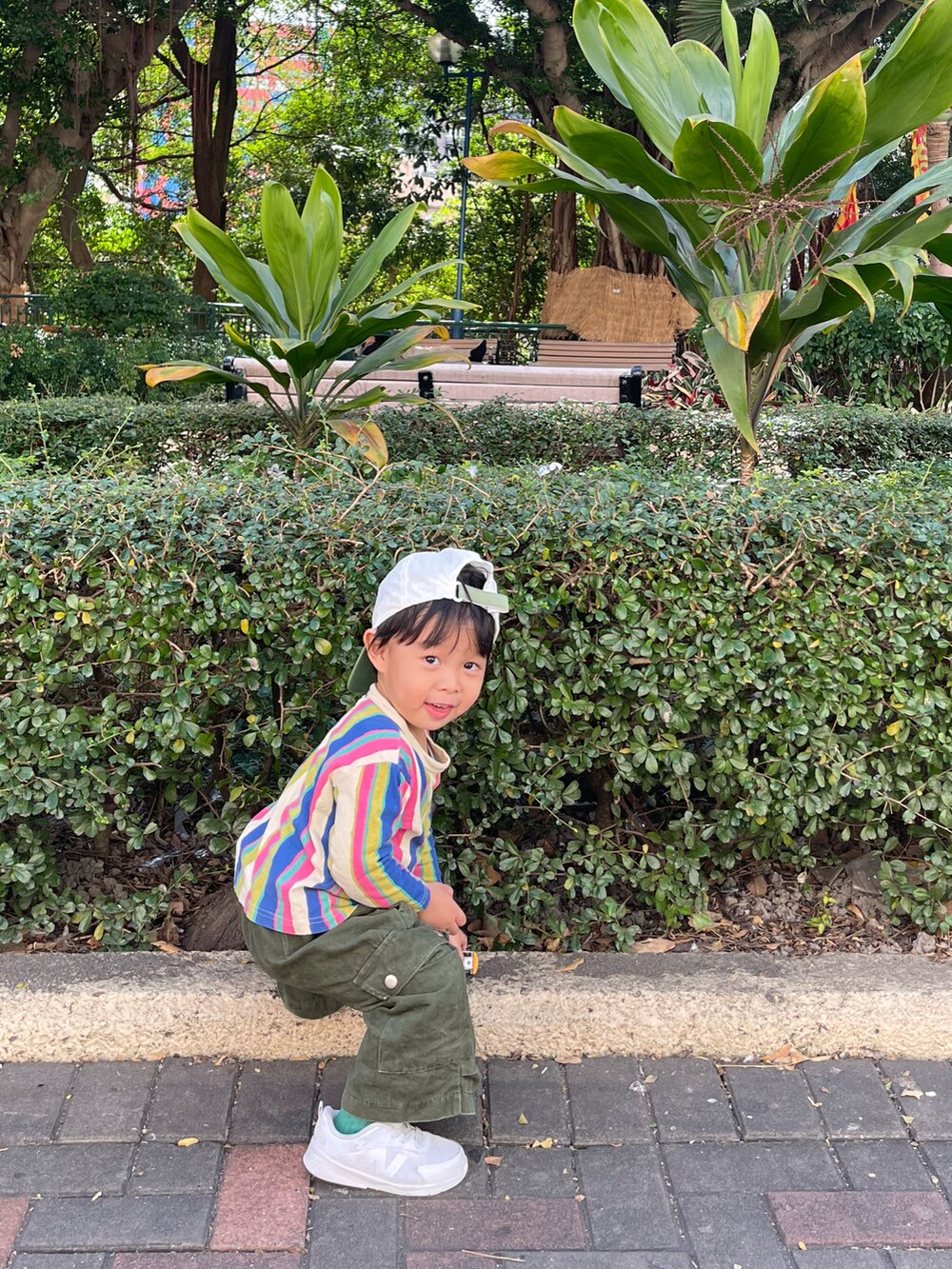 その他のTシャツ/カットソーを着用したキッズの春コーディネートの2枚目の写真