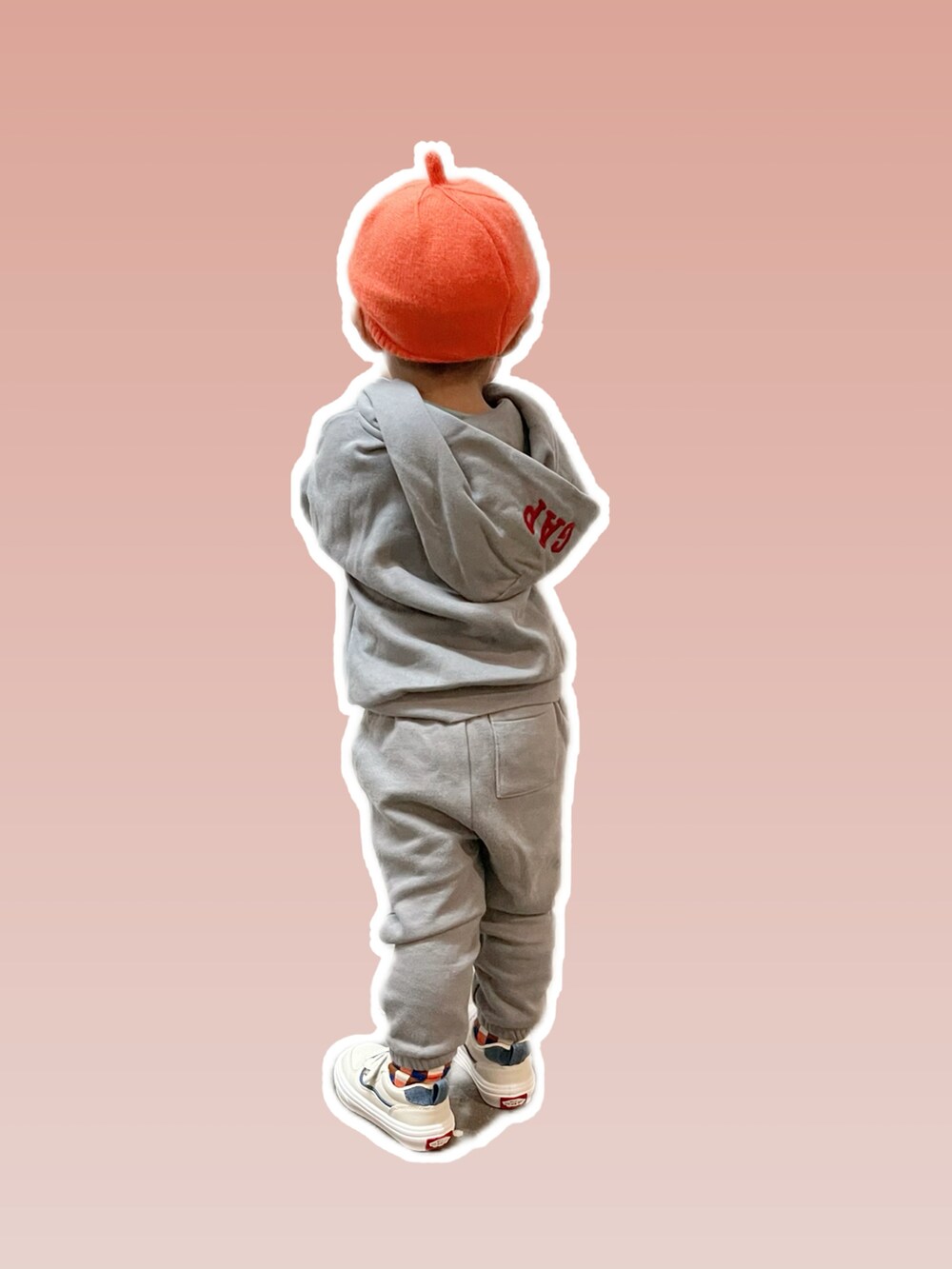 グレー系のスウェット、ベージュ系のスニーカーを着用したキッズの春コーディネートの2枚目の写真