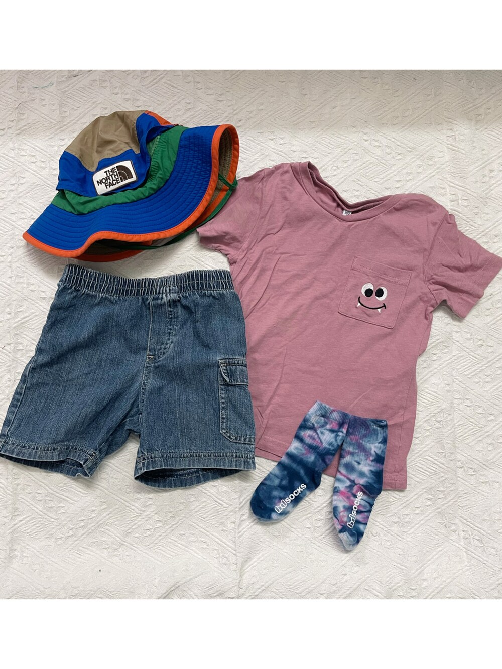 その他のハットを着用したレディースの夏コーディネートの3枚目の写真