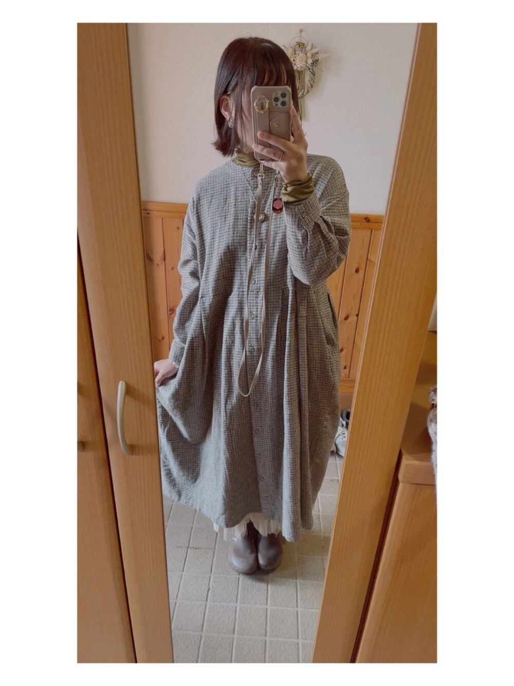 イエロー系のTシャツ/カットソー、ピンク系のスカート、ブラウン系のその他シューズを着用したレディースの冬コーディネートの2枚目の写真