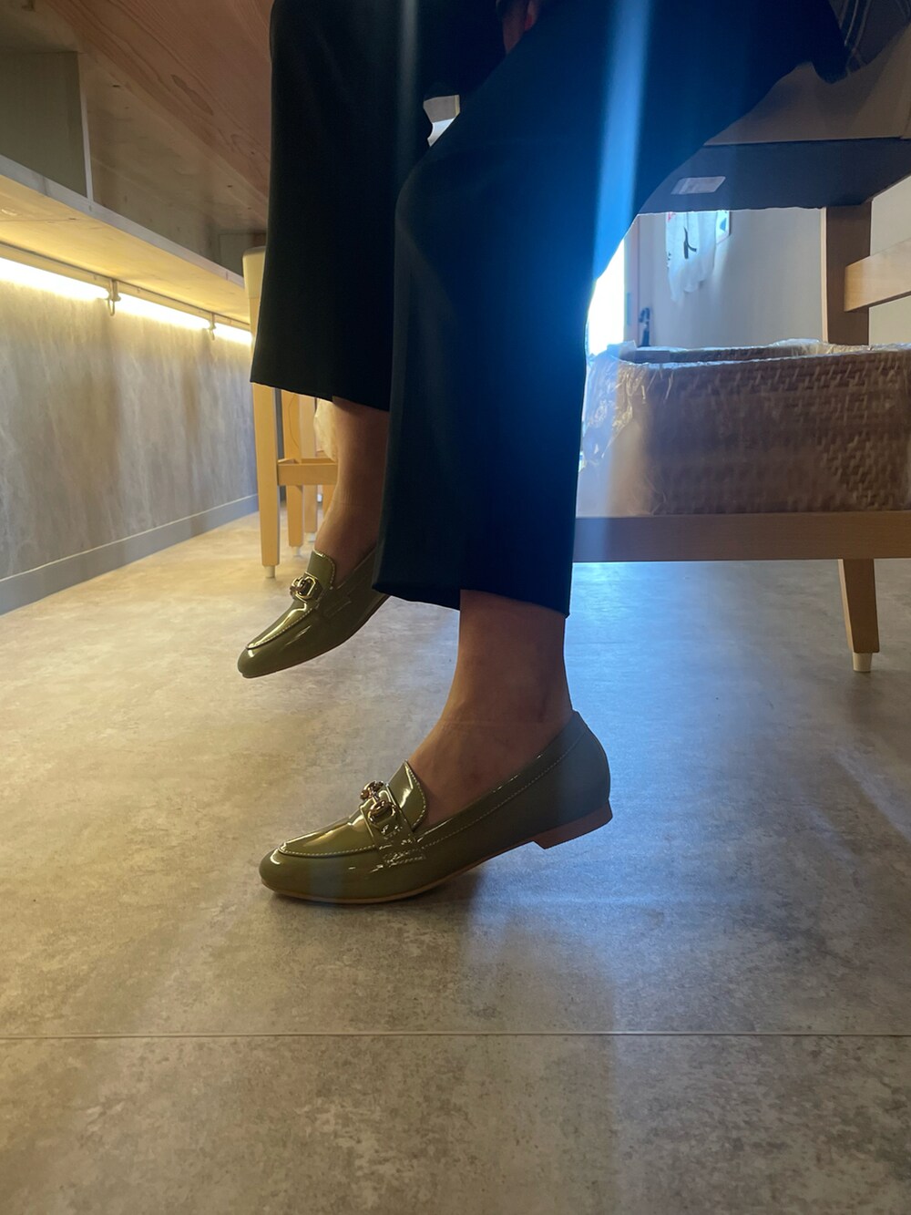 グリーン系のローファー、ブラック系のスラックス、ブラウン系のシャツ/ブラウスを着用したレディースの秋コーディネートの2枚目の写真