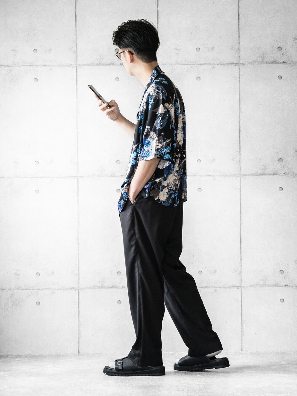 「アロハシャツ、花柄シャツ、オープンカラーシャツ、タックイン、ワイドパンツ、サンダル、サンダルに靴下、夏コーデ、シャツスタイル、PR」｜「MONO-MARTのビッグシルエット オープンカラー レーヨンルーズアロハシャツ アソート(柄/無地)トロミシャツ 2022 SUMMER（シャツ/ブラウス、ブラック系）」を使った、しゅんたろーさん（メンズ・177cm）の春コーディネートの2枚目の写真