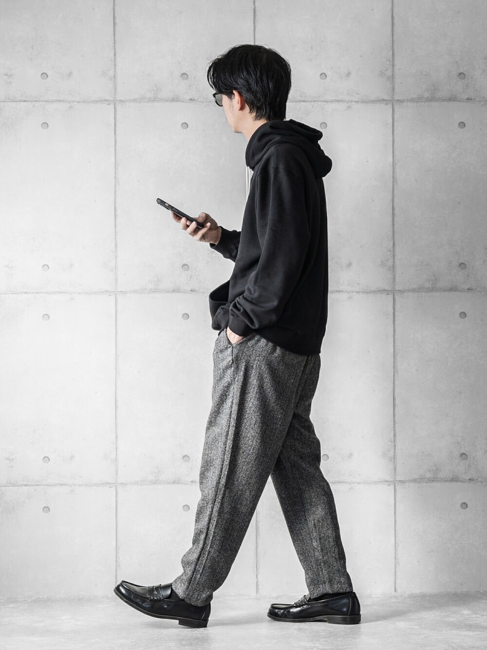ブラック系のパーカー、ブラック系のその他パンツ、ブラック系のローファーを着用したメンズの秋コーディネートの2枚目の写真