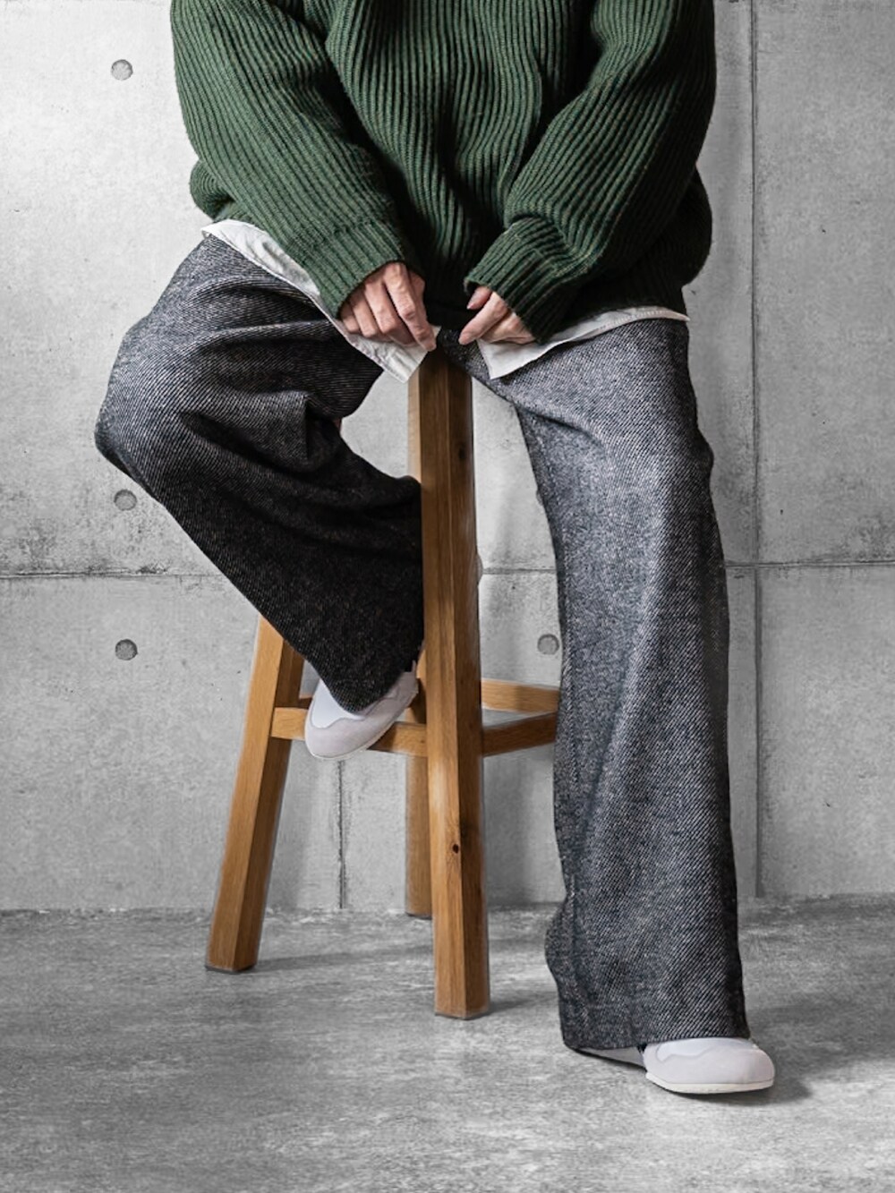 「キャップ、ハイネック、ハーフジップ、ハーフジップニット、ニット、グリーン、バギーパンツ、ツイード、ツイードパンツ、スニーカー、冬コーデ、秋冬コーデ、休日コーデ」|「FREAK'S STOREのWEB限定 ビッグシルエット 畔編み ハーフジップニット/ルーズフィット(ニット/セーター、グリーン系)」を使った、しゅんたろーさん(メンズ・177cm)の秋コーディネートの3枚目の写真