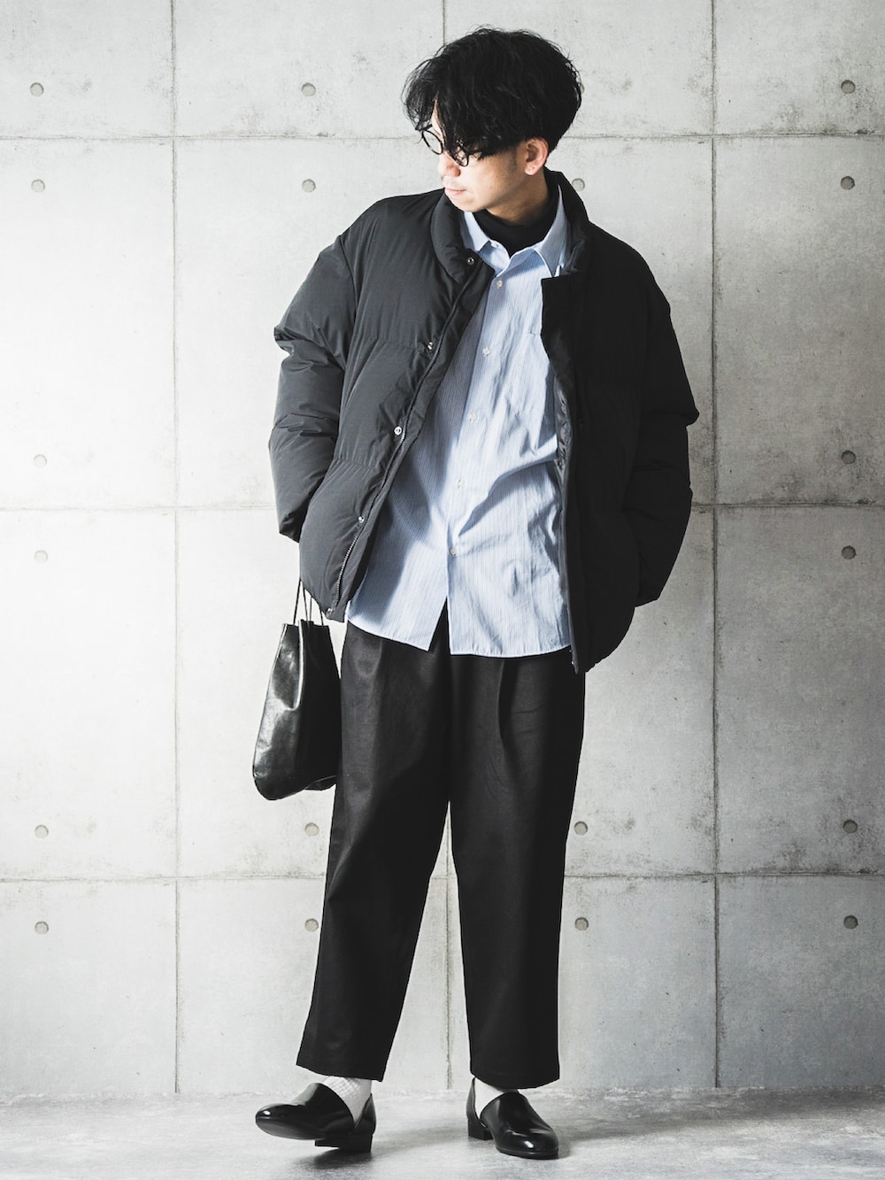 ブルー系のシャツ/ブラウス、ブラック系のショルダーバッグ、ブラック系のドレスシューズを着用したメンズの冬コーディネートの2枚目の写真