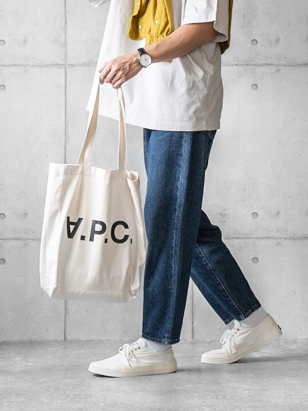 グレー系のTシャツ/カットソー、ブルー系のデニムパンツ、ホワイト系のスニーカーを着用したメンズの春コーディネートの4枚目の写真