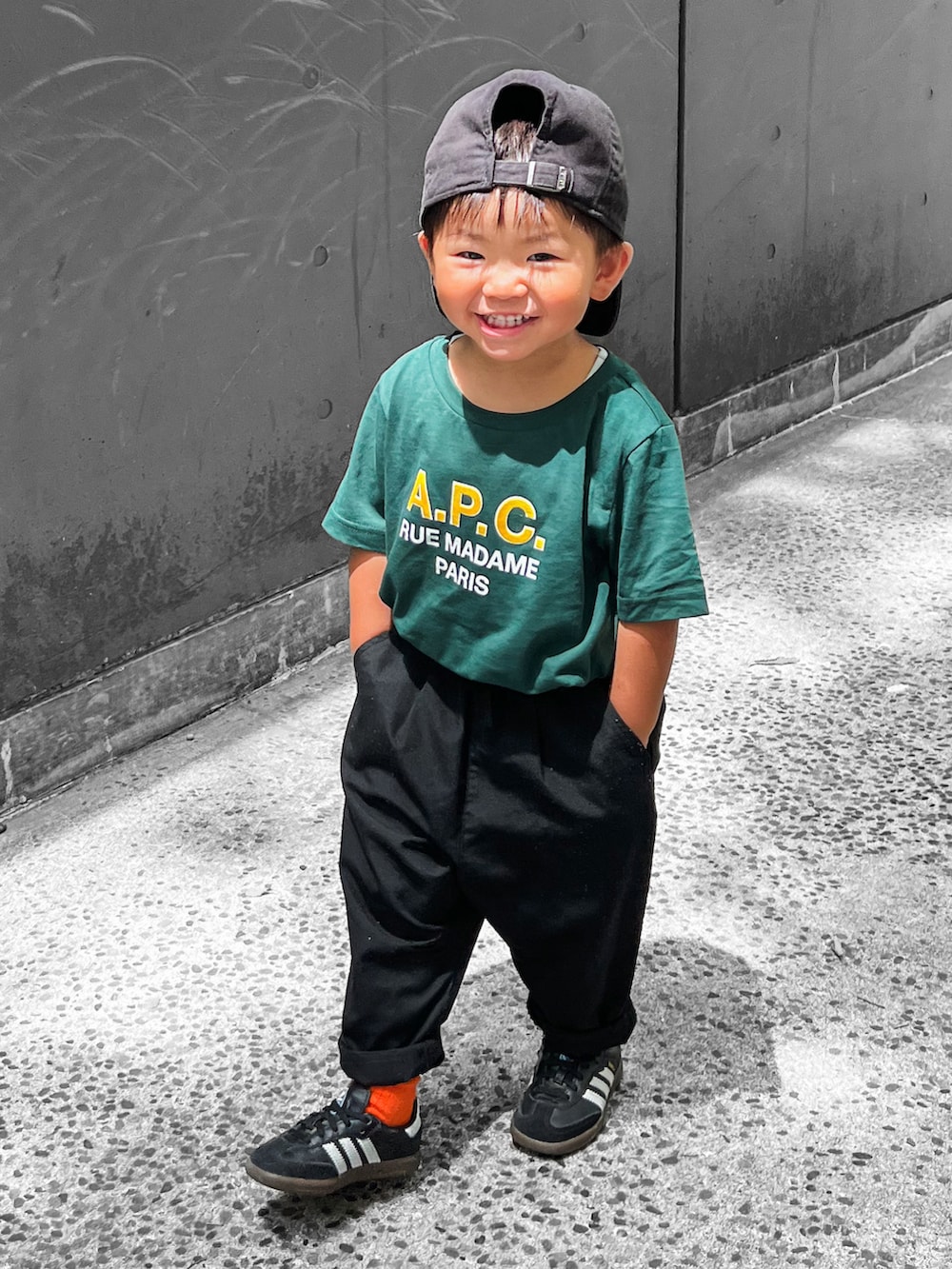 グリーン系のTシャツ/カットソー、ブラック系のその他パンツ、ブラック系のスニーカーを着用したキッズの夏コーディネートの3枚目の写真