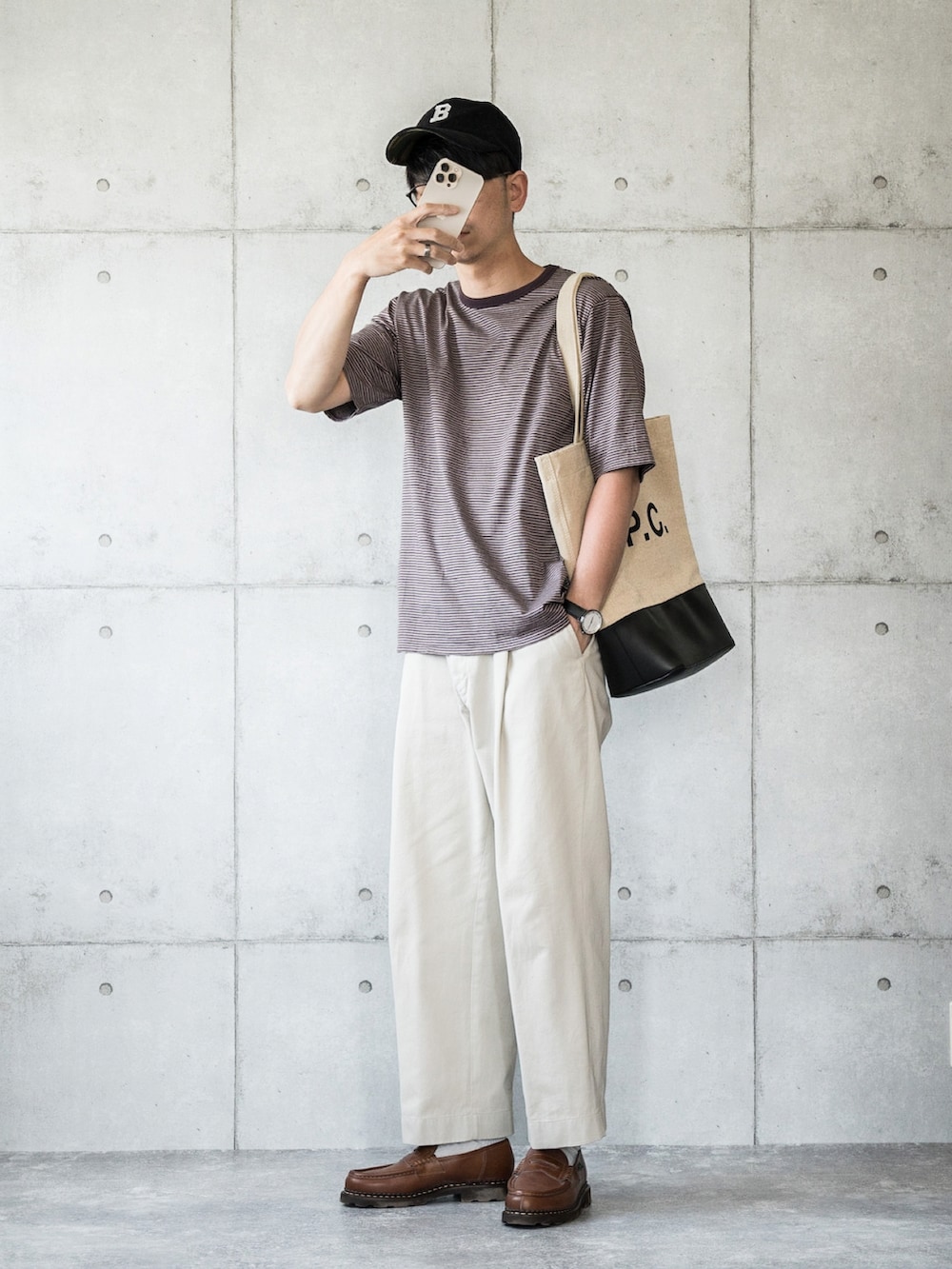 ブラウン系のTシャツ/カットソー、ホワイト系のその他パンツ、イエロー系のローファーを着用したメンズの春コーディネートの2枚目の写真