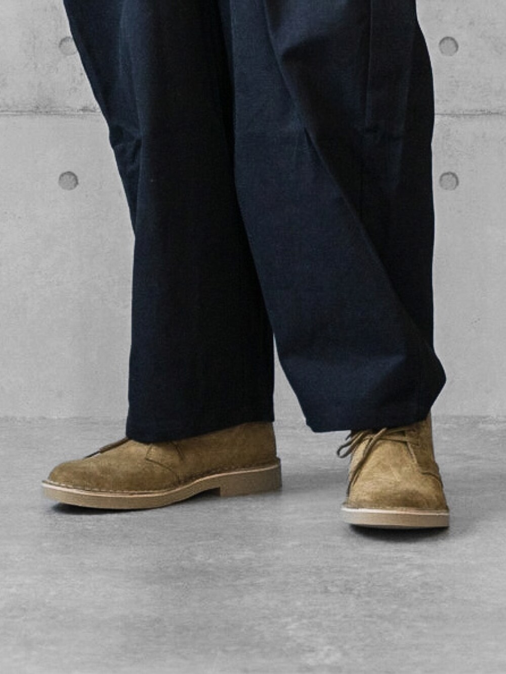 「barbour、ワイドパンツ、チノパン、革靴、クラークス、clarks、PR、秋服準備はじめました、休日コーデ、大人カジュアル、オトナカジュアル、シンプルスタイル」|「BarbourのBarbour × BEAMS F / 別注 TRANSPORT JACKET ピーチドコットン ジャケット(ブルゾン、グリーン系)」を使った、しゅんたろーさん(メンズ・177cm)の秋コーディネートの2枚目の写真