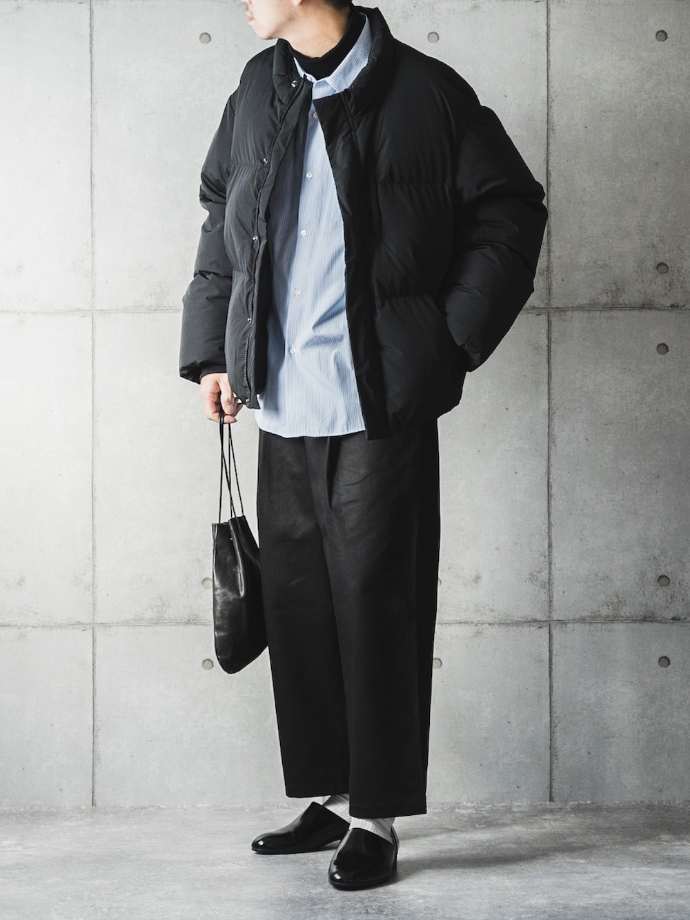 ブルー系のシャツ/ブラウス、ブラック系のショルダーバッグ、ブラック系のドレスシューズを着用したメンズの冬コーディネートの4枚目の写真