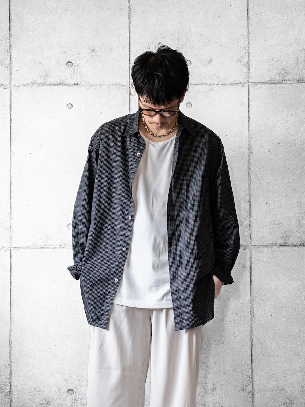 ブラック系のシャツ/ブラウス、ブラック系のサンダル、ホワイト系のタンクトップを着用したメンズの夏コーディネートの2枚目の写真