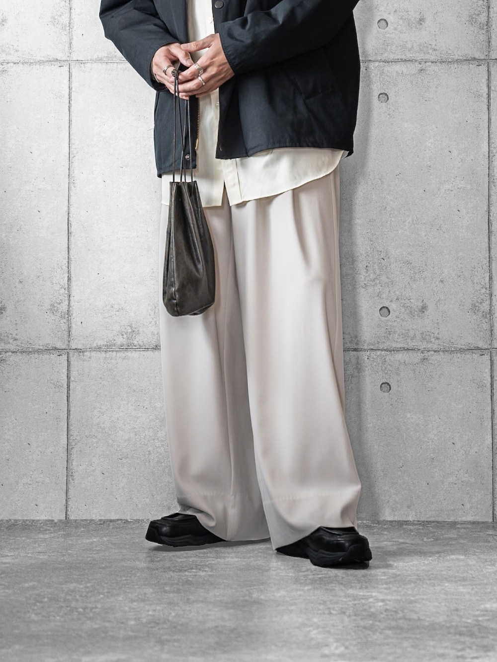 イエロー系のシャツ/ブラウス、ホワイト系のスラックス、ブラック系のショルダーバッグを着用したメンズの春コーディネートの3枚目の写真