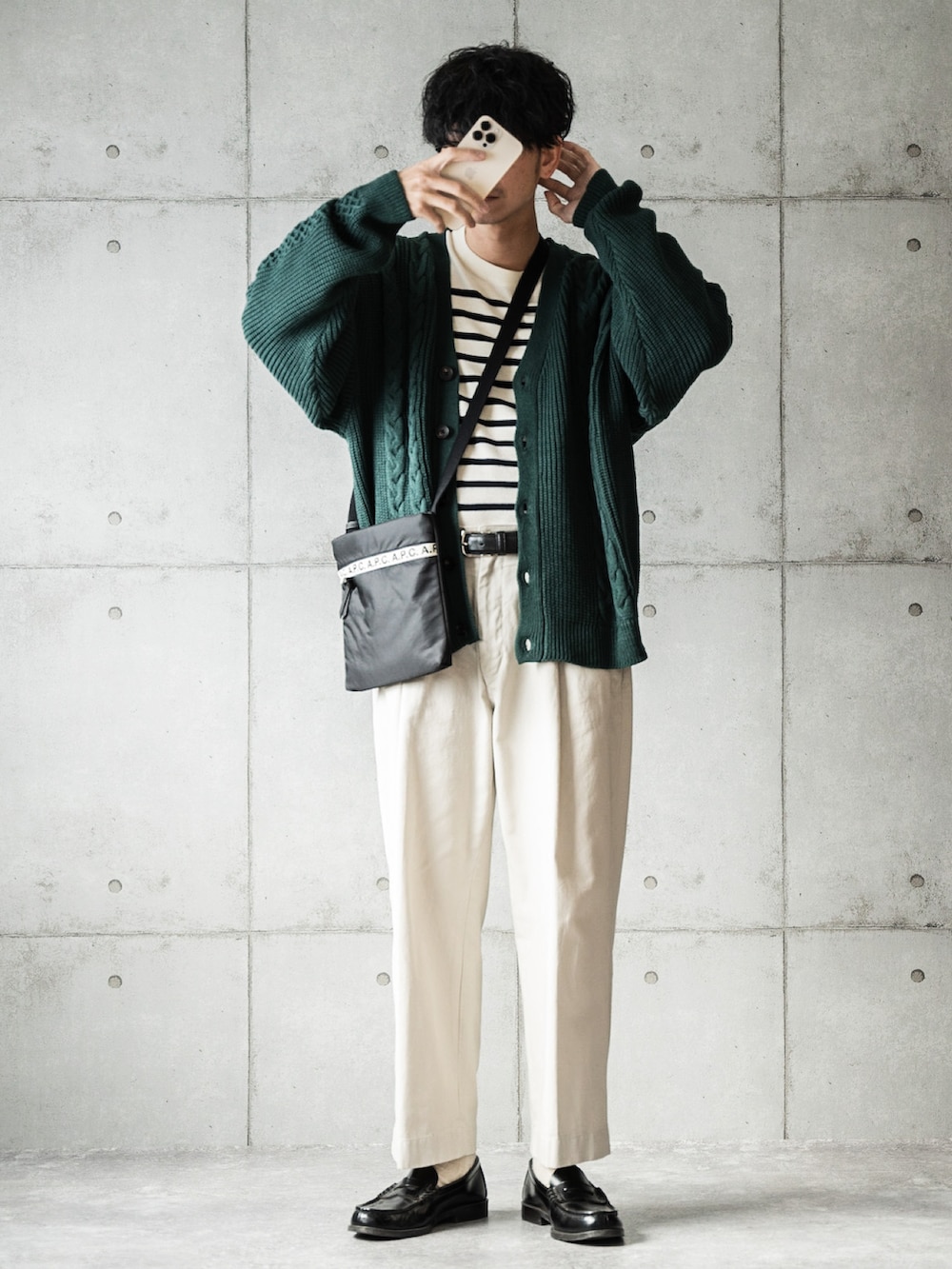 グリーン系のカーディガン/ボレロ、ブラック系のボディバッグ/ウエストポーチ、ホワイト系のその他パンツを着用したメンズの秋コーディネートの2枚目の写真