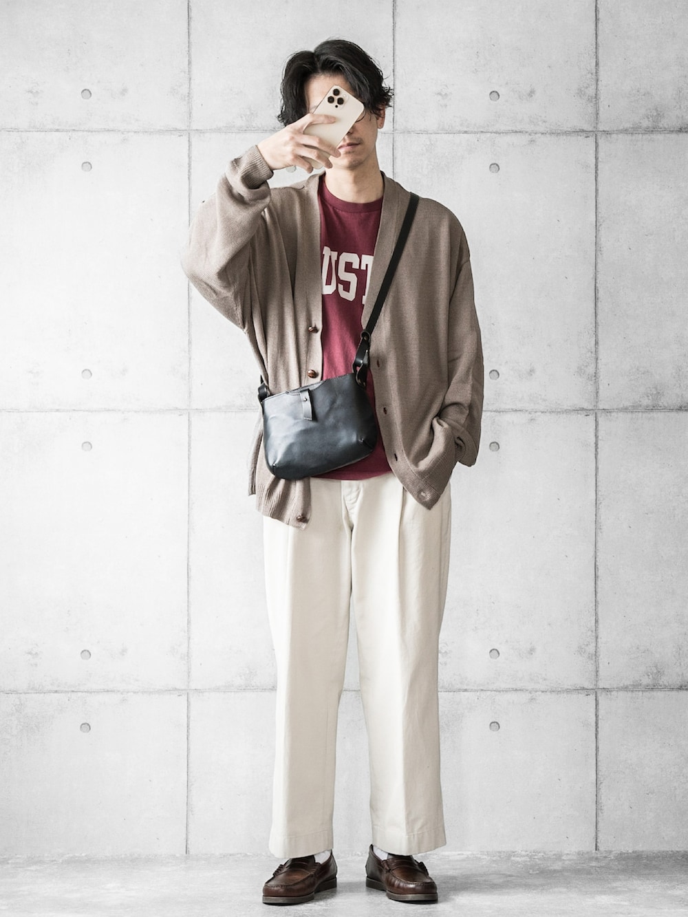 ブラウン系のカーディガン/ボレロ、レッド系のTシャツ/カットソー、ホワイト系のその他パンツを着用したメンズの春コーディネートの3枚目の写真