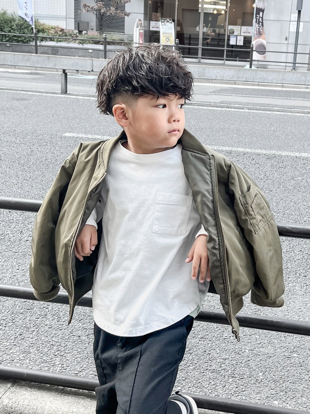 「MA-1、スラックス、New Balance、ファッションを楽しもう、散髪、髪切りました！、パーマ、大人っぽコーデ、休日スタイル、ラフスタイル」｜「ROPE' PICNICの【KIDS】リンクコーデ/中わた入りMA-1（MA-1、グリーン系）」を使った、しゅんたろーさん（キッズ・120cm）の秋コーディネートの2枚目の写真