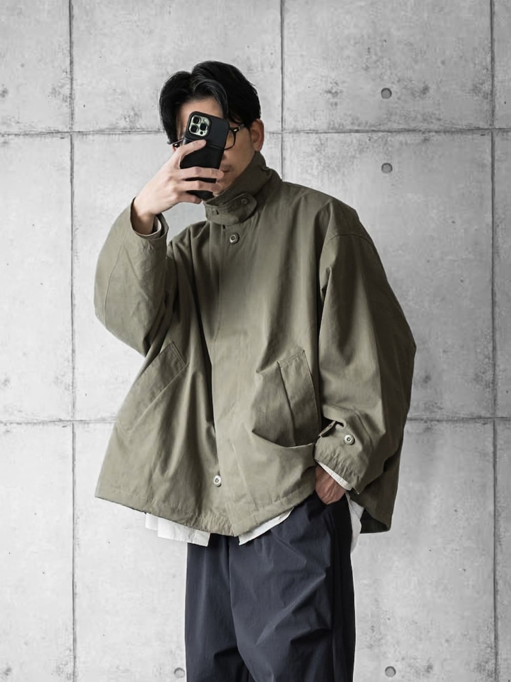 グリーン系のブルゾン、ホワイト系のシャツ/ブラウス、ブラック系のその他パンツを着用したメンズの秋コーディネートの2枚目の写真