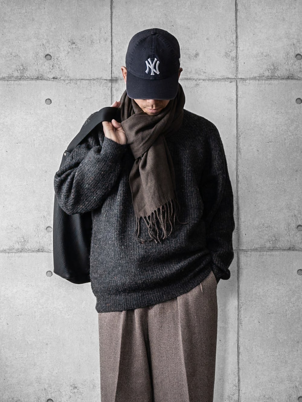 「真冬のあったかスタイル、キャップ、ニット、ネップニット、スラックス、ヘリンボーンパンツ、へリンボーン、ローファー、トートバッグ」｜「NANO universeのウールミックスネップニット（ニット/セーター、グレー系）」を使った、しゅんたろーさん（メンズ・177cm）の冬コーディネートの2枚目の写真