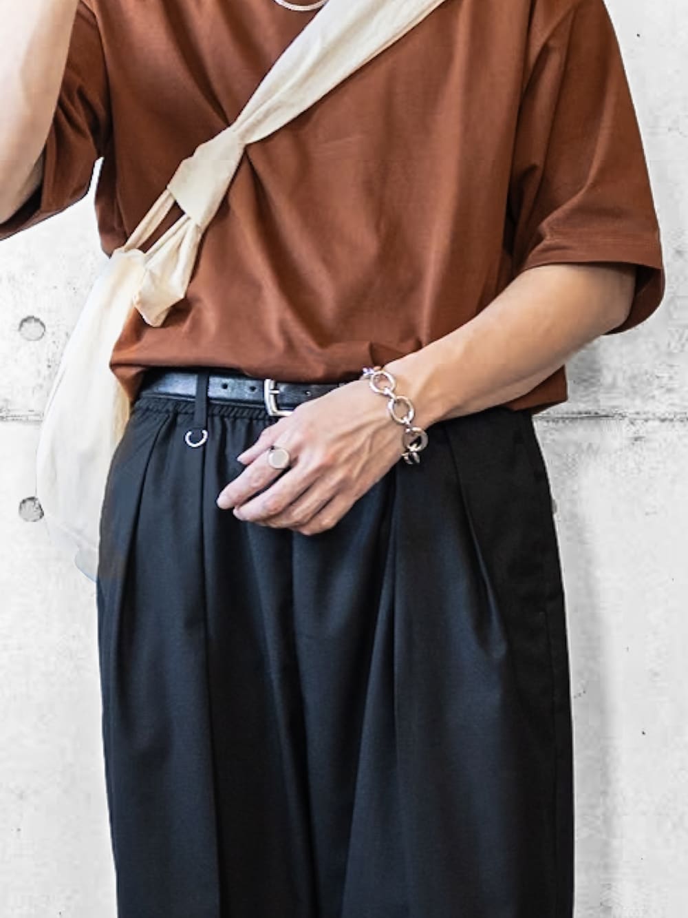 「夏コーデ、タックイン、ワイドパンツ、スラックス、ショルダーバッグ、サングラス、ネックレス、リング、ブレスレット、スポックシューズ、Tシャツ、オトナカジュアル、シンプルスタイル、休日コーデ」|「WYM LIDNMのEXTRA FINE COTTON BASIC TEE(Tシャツ/カットソー、ブラウン系)」を使った、しゅんたろーさん(メンズ・177cm)の夏コーディネートの4枚目の写真