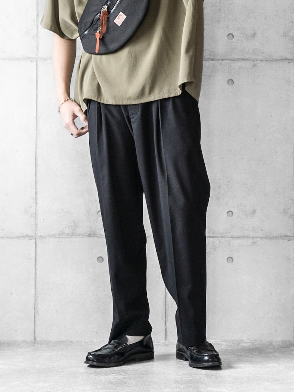 「キャップ、Tシャツ、スラックス、ローファー、ボディバッグ、ウエストポーチ、夏コーデ、休日スタイル、このスタイルがお気に入り」｜「CLANEのOVER ROUND HEM TOPS（その他トップス、グリーン系）」を使った、しゅんたろーさん（メンズ・177cm）の夏コーディネートの3枚目の写真