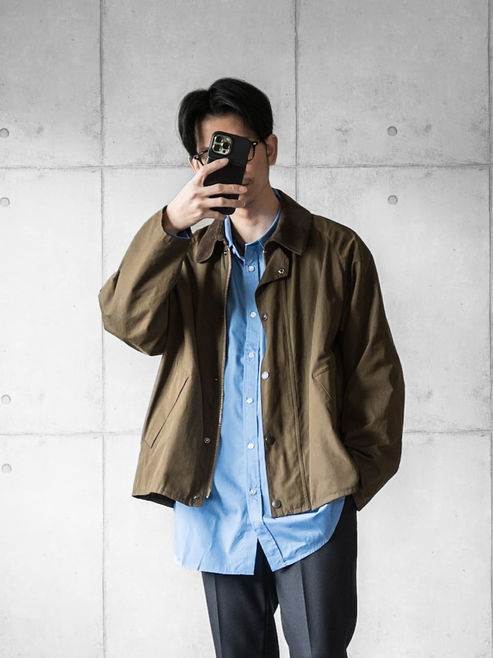 グリーン系のブルゾン、ブルー系のシャツ/ブラウス、ブラック系のスラックスを着用したメンズの冬コーディネートの3枚目の写真